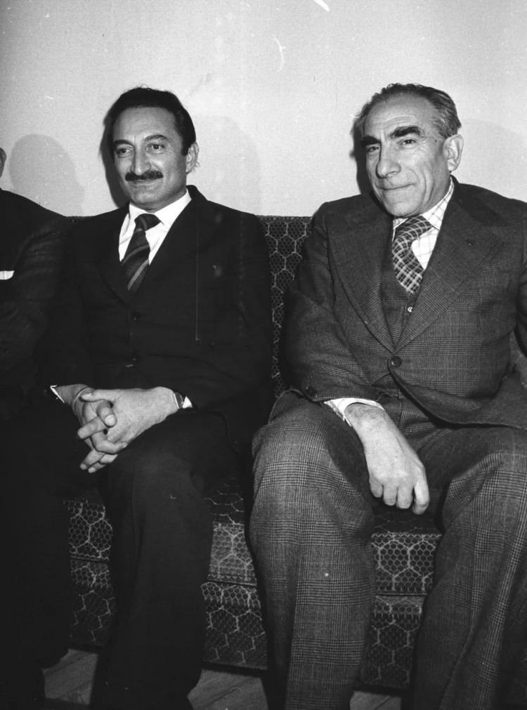 <p> MHP Genel Başkanı Türkeş, 2 Ocak 1978'de hükümeti kurmakla görevlendirilen CHP Genel Başkanı Ecevit ile görülüyor.</p>
