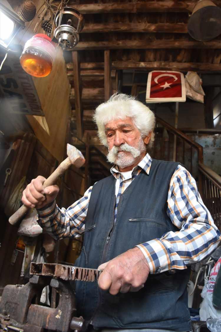 <p>Yoldaş, AA muhabirine, mesleğe demirci ve kaynakçı olan babasının yanında çocuk yaşlarda başladığını söyledi.</p>
<p> </p>