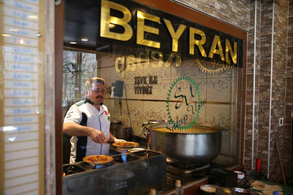 <p><strong>- "Konuklarımız menüde daha çok yöresel lezzetleri tercih ediyor"</strong><br />
<br />
Ramazanda gelen konukları en iyi şekilde ağırlamak için hazırlıklarını tamamladıklarını ifade eden Çadır, şöyle konuştu:<br />
"Çok heyecanlıyız ve tüm hazırlıklarımızı tamamladık. İlkbahar bizim turizm sezonudur. Bu yıl ramazan, bahar sezonuna denk geldiği için işlerimizin daha yoğun olacağını tahmin ediyoruz ve buna göre hazırlıklarımızı tamamladık. </p>
