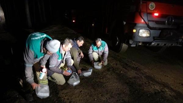 <p>Kumanyalar, Çanakkale Orman Bölge Müdürlüğü araçlarıyla sahada görevli personele araçlarla götürüldü. Söndürme çalışması yapan personelden oruç tutacak olanlar, bu kumanyalar ile sahur yaptı.</p>
