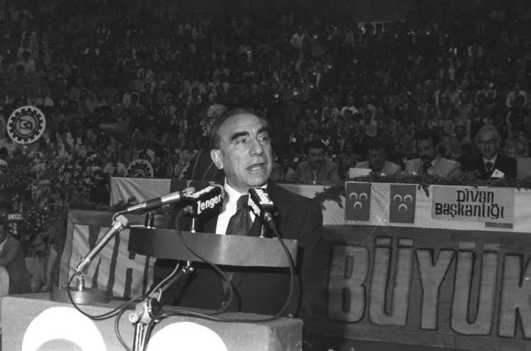 <p>Türkeş, 9 Haziran 1979'da partisinin 14. Büyük Kurultayında konuştu.</p>
