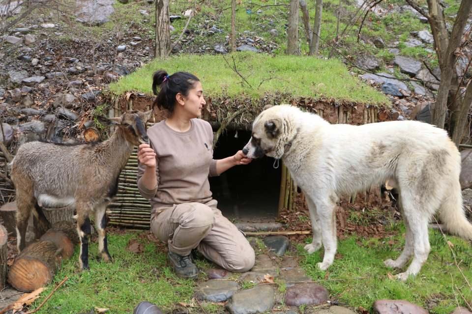<p><strong>'CANI SIKILMASIN DİYE 3 KOYUN ALDIK'</strong></p>

<p>Hayvanlara karşı büyük bir sevgisinin olduğunu belirten Cevahir İlhan, “Bir gün 'Paşa' adını verdiğim köpeğim ile doğada geziyorduk. </p>
