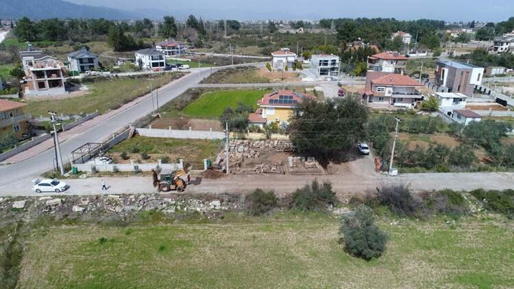 <p>Antalya Müze Müdürlüğü yetkilileri ortaya çıkarılan tarihi kalıntıları tek tek inceleyerek üzerlerindeki kabartmaları raporluyor.</p>

<p> </p>
