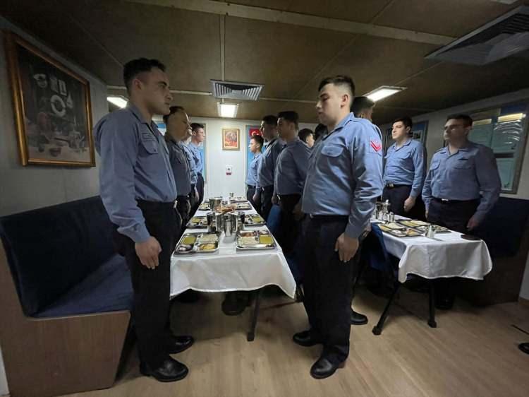 <p>AA ekibi, TCG Salihreis'te görevli kahraman bahriyelilerin mavi vatan nöbetindeki ilk iftar heyecanını görüntüledi. Gemide bazı askerler nöbetini sürdürürken dinlenmekte olan diğer askerler ise iftar masasını hazırladı.</p>

