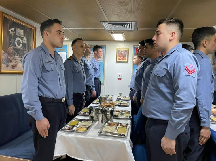 <p>TCG Salihreis Komutanı Deniz Albay Alper Doğukanlı, yaptığı konuşmada, personelin ramazan ayını kutladı. Doğukanlı, şunları söyledi:</p>
