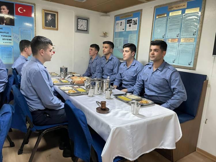 <p>Yemek duasının ardından TCG Salihreis Komutanı Deniz Albay Alper Doğukanlı'yla birlikte iftar yapan bahriyeliler, daha sonra vatan nöbetine devam etti.</p>
