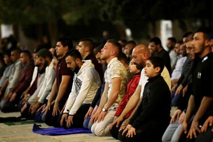 <p>Kudüs ve Filistin Müftüsü Şeyh Muhammed Hüseyin'in hilalin görüldüğünü ve cumartesinin Ramazanın ilk günü olacağını açıklaması üzerine her yaştan binlerce Müslüman ilk teravih namazı için Mescid-i Aksa'ya geldi.</p>

<p> </p>
