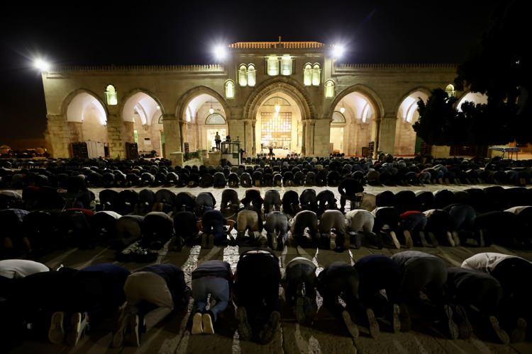 <p>Dün gece Eski Şehir'in Şam Kapısı önünde toplanan çok sayıda Yahudi yerleşimcinin, Araplara karşı nefret içerikli ırkçı sloganlar atması gerginliğe neden oldu.</p>
<p> </p>