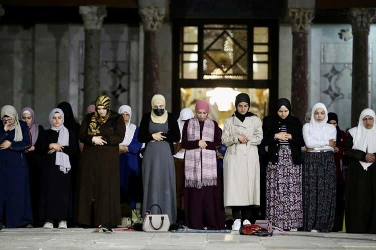 <p>Yine dün sabah saatlerinde İsrailli aşırı sağcı Milletvekili İtamar Ben-Gvir'in, İsrail polisi eşliğinde Mescid-i Aksa'ya baskın düzenlemesi de büyük tepki çekti. Aşırı sağcı Ben-Gvir, kutsal mabedin yasal sorumlusu olan Kudüs İslami Vakıflar İdaresi'nin izni olmamasına ve Ramazan ayı öncesinde bu tür eylemlerin vahim sonuçlara yol açacağı uyarılarına rağmen İsrail polisinden izin aldıktan sonra Harem-i Şerif'in avlusuna girdi.</p>
<p> </p>