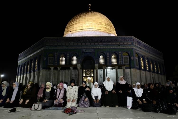 <p><strong>Aksa, İslam dünyasının ilk kıblesi olma özelliğini taşıyor</strong></p>
<p>Mescid-i Aksa'nın da içinde bulunduğu Doğu Kudüs ile Batı Şeria, 1967'den bu yana İsrail tarafından işgal altında bulunuyor. Doğu Kudüs'te 200 bin, Batı Şeria'da ise yaklaşık 500 bin Yahudi yerleşimci mevcut. Uluslararası hukuka göre, bu bölgelerdeki tüm Yahudi yerleşim birimleri yasa dışı kabul ediliyor.</p>