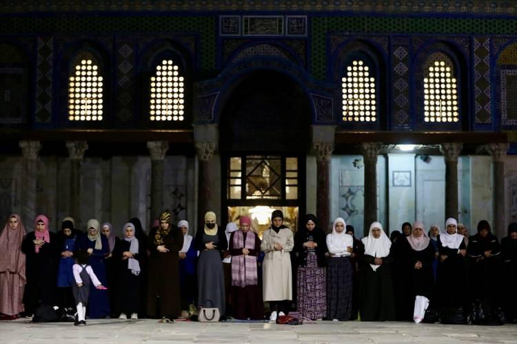 <p>Yahudiler ise içinde Kıble Mescidi ile Kubbetu's Sahra Camisi'nin yanı sıra müze, medreseler ve büyük avlunun bulunduğu Mescid-i Aksa Külliyesi altında Süleyman Mabedi kalıntılarının bulunduğu iddiasıyla kazı çalışmaları yapıyor ve Harem-i Şerif'te kendilerinin de ibadet etme hakları olduğunu savunuyor.</p>