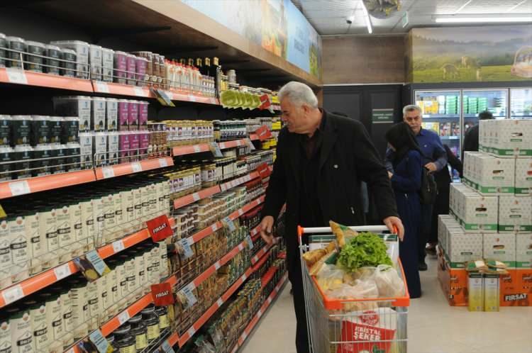 <p> Yıldırım ayrıca 2023 yılı içerisinde franchise vermeyi de hedeflediklerini belirterek, "Türkiye genelinde 30.000 aile marketi var. Bu marketleri franchise modeli ile desteklemek için çalışmalarımızı yapıyoruz" dedi.</p>

