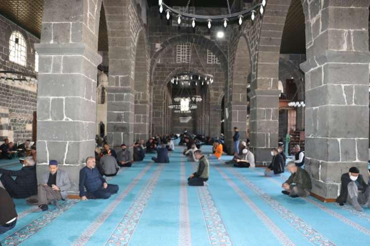 <p>Sur ilçesinde bulunan On Gözlü Köprü ve Hasanpaşa Hanı gibi özellikle turistlerin uğrak mekanı olan tarihi mekanlar hava sıcaklığının da etkisiyle boş kaldı. </p>
