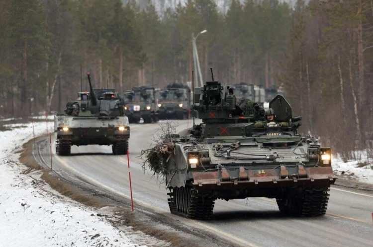 <p>NATO, üyelerinden Norveç'te 14 Mart'ta başlayan devasa bir tatbikat yürütüyor.</p>

<p>NATO'nun tatbikatı duyurduğu yazılı açıklamasında, "Cold Response" ismi verilen operasyonun 8 ay öncesinden planlandığı ve düzenli bir tatbikat olduğu, Rusya'nın Ukrayna saldırılarıyla ilgisi olmadığı vurgulandı.</p>

