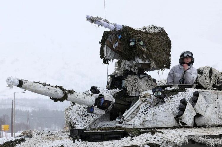 <p>Haziranda Madrid'de düzenlenecek NATO Zirvesi'nde İsveç ve Finlandiya'nın NATO'ya üye olmasının değerlendirileceği ifade ediliyor. Böyle bir durumda Rusya'nın kuzey kanadında 1300 kilometrelik sınırda yeni bir NATO üyesi olacak.</p>

<p> </p>
