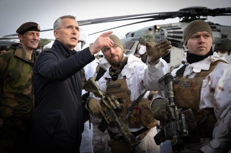 <p><strong>Stoltenberg'in ziyareti</strong></p>

<p>NATO Genel Sekreteri Jens Stoltenberg, Brüksel'de düzenlenen olağanüstü NATO Zirvesi sonrasında, 25 Mart'ta Norveç'te tatbikattaki askerleri ziyaret etti.</p>
