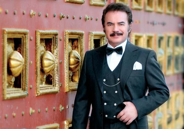 <p><span style="color:#800080"><strong>'Kemal Bey, sizi görmek ne güzel çok sevindim. Bana resminizi imzalar mısınız?' Aklınca dalgasını geçiyordu. Kemal hiç duraksamadı, fotoğrafını çıkardı: Hay hay efendim, isminiz neydi?"</strong></span></p>