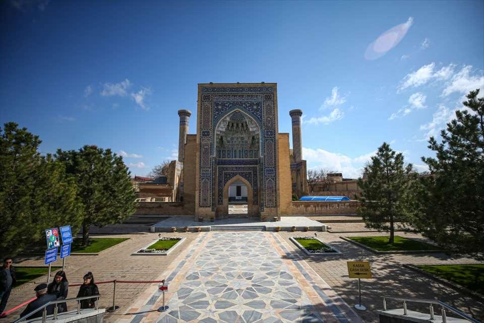 <p>Özbekistan'ın Semerkant kentinde bulunan, Timur İmparatorluğu'nun kurucusu Emir Timur'un mezarının yer aldığı Guri Emir Türbesi, çok sayıda ziyaretçiyi ağırlıyor.</p>
<p> </p>