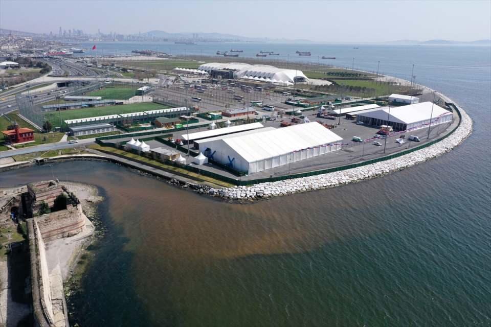 <p>Sahil kenarında plastik şişe, poşet, cisimlerle yiyecek atıkları belirgin şekilde görülüyor. Bunun yanı sıra denizin de yer yer bulanık ve kirli olması sahilde gezenlerin dikkatini çekiyor.</p>

<p> </p>
