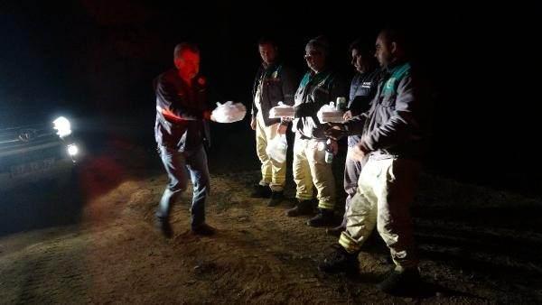 <p>Yangın söndürme çalışmalarında görev alan yaklaşık 300 personel arasında oruç tutacak olanlar ise Türk Kızılay Çanakkale Şubesi tarafından dağıtılan kumanyalarla ilk sahurlarını yaptı.</p>
