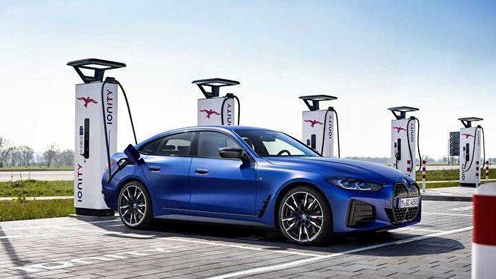 <p>BMW i4 M50 ise <strong>2 milyon 469 bin 200 TL</strong>'den başlayan fiyatlarla müşterilerini bekliyor.</p>
