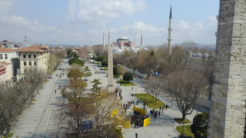 <p><strong>"ANIT BİRBİRİNE SARILMIŞ 3 YILANDAN OLUŞMAKTA"</strong></p>

<p>Yılanlı Sütun'un restorasyon ve konservasyon çalışmalarına başladıklarını belirten İBB Kültür Varlıkları Daire Başkanlığı Projeler Müdürlüğü Müdür Yardımcısı, Yüksek Mimar İrem Bülbül, "Yılanlı Sütun'un restorasyon ve konservasyon çalışmalarına başladık.</p>
