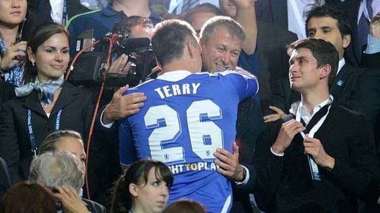 <p>Abramovich, daha önce Guardian'a verdiği nadir bir röportajda, “Doğrusunu söylemek gerekirse, çocukluğuma kötü diyemem. Çocukken bazı şeyleri kıyaslayamazsınız: Biri havuç yer, biri şeker yer, ikisinin de tadı güzel. Çocukken aradaki farkı anlayamazsınız” demişti.</p>