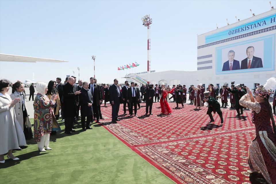 <p>Cumhurbaşkanı Recep Tayyip Erdoğan ve eşi Emine Erdoğan, Özbekistan'ın Hive şehrini ve kentteki İçan Kale bölgesini ziyaret etmek üzere geldiği Urgenç Havalimanı'nda çeşitli etkinliklerle karşılandı.</p>

<p> </p>
