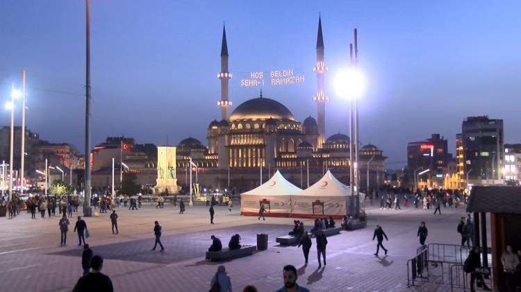 <p>Ramazan ayının başlamasıyla birlikte Taksim Camii'nde ilk teravih namazı kılındı. Teravih namazı için gelen vatandaşlar, ezan vaktine yakın camiye girmeye başladı. Çok sayıda kadın ve çocuğun da Taksim Camii'ne geldiği görüldü. Namaz öncesinde, ramazan ayının önemine ilişki vaaz verildi.  </p>
