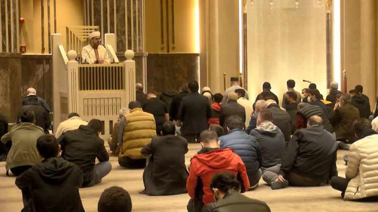 <p>Filiz Yayla ise "Taksim Camii'nde ilk teravih namazımız. Allah, hepsini sağlıkla kılmayı nasip etsin. Coşkuluyuz, toplu olarak namaz kılacağız. Bundan daha güzel bir şey var mı?" ifadelerini kullandı. </p>