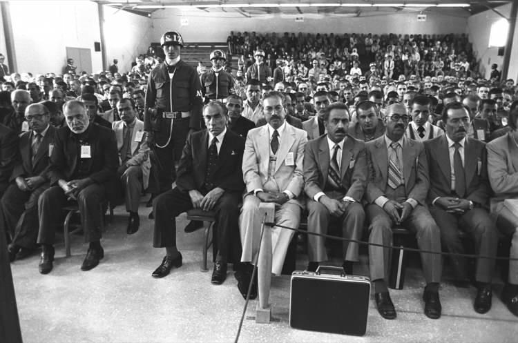 <p>20 Ağustos 1981'de MHP Genel Başkanı Alparslan Türkeş (sol 3), Necati Gültekin (sağda), Sadi Somuncuoğlu (sağ 3), Agah Oktay Güner (sağ 4) ve diğer arkadaşları Sıkıyönetim Komutanlığı Askeri Mahkemesi'nde yargılanırken.</p>