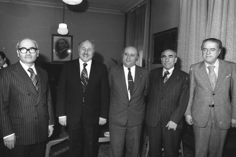 <p>MHP Genel Başkanı Türkeş, 12 Ocak 1982'de Adalet Partisi (AP) Genel Başkanı Süleyman Demirel (ortada) ve Milli Selamet Partisi (MSP) Genel Başkanı Necmettin Erbakan (sol 2) ile bir araya gelerek ortak muhalefet stratejisi belirlemişti. Toplantıda, MSP'li Süleyman Arif Emre (solda) ve MHP'li İhsan Kabadayı (sağda) da yer almıştı. </p>