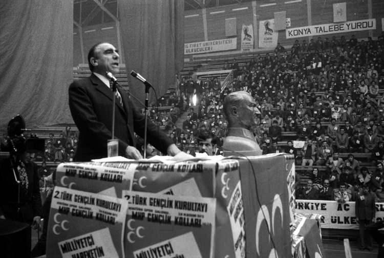 <p> MHP Genel Başkanı Türkeş, 28 Kasım 1975'te MHP Gençlik Kolları tarafından düzenlenen 2. Türk Gençlik Kurultayı'nda konuşma yapmıştı. </p>