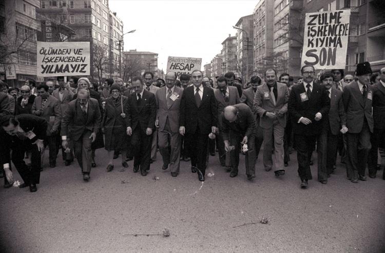<p> MHP Genel Başkanı Türkeş, 7 Mayıs 1978'de partisince Ankara'da düzenlenen yürüyüşe katılmıştı. </p>