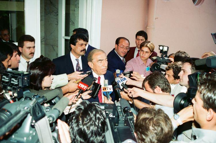 <p>Dönemin Cumhurbaşkanı Süleyman Demirel, 19 Ağustos 1993'de MHP Genel Başkanı Alparslan Türkeş'i kabul etmişti. Türkeş, görüşme sonrası basın mensuplarının sorularını yanıtlamıştı.</p>
