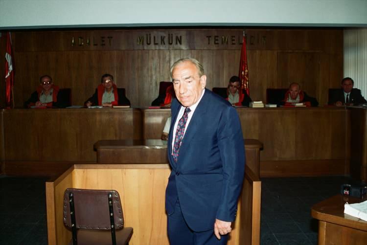 <p>MHP Genel Başkanı Türkeş, 11 Ağustos 1993'te 12 Eylül sonrasında açılan toplu davalardan olan 391 sanığın yargılandığı Milliyetçi Hareket Partisi davasının temyiz duruşmasında. (</p>
