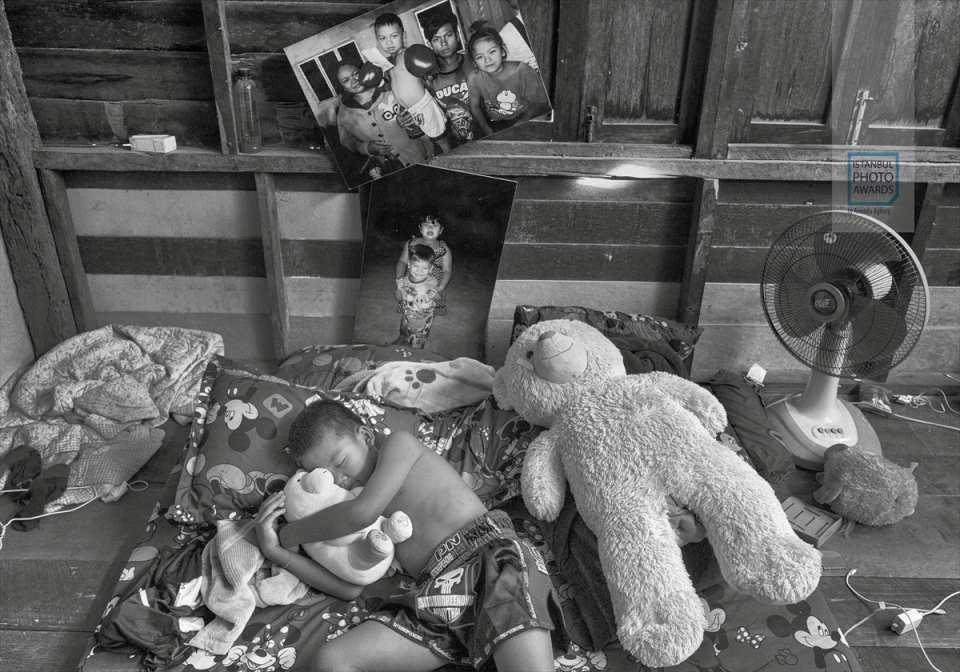 <p>"Seri Spor" kategorisinde üçüncülük ödülüne "Çocuk Dövüşçüler" başlıklı fotoğrafları ile Alain Schroeder değer görüldü.</p>
