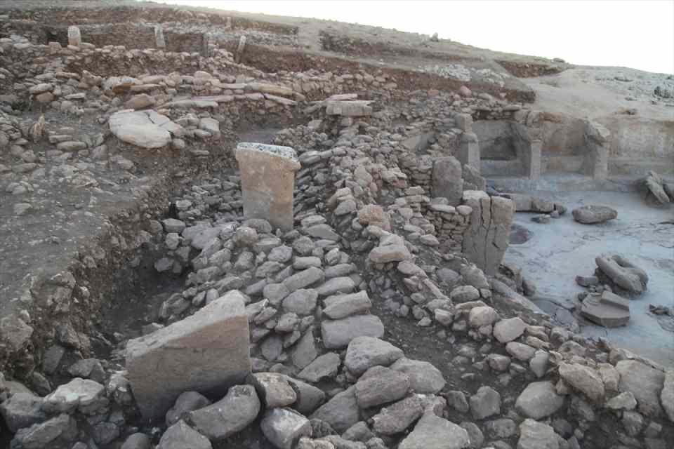 <p>Kazıların uzun yıllar devam ettirilmesinin hedeflendiğini anlatan Uludağ, sözlerini şöyle sürdürdü:</p>

<p>"Göbeklitepe ile beraber Karahantepe, Sefertepe, Sayburç, Yoğunburç ve diğer alanlarda arkeolojik kazıların gerçekleştirilmesi planlanıyor. </p>
