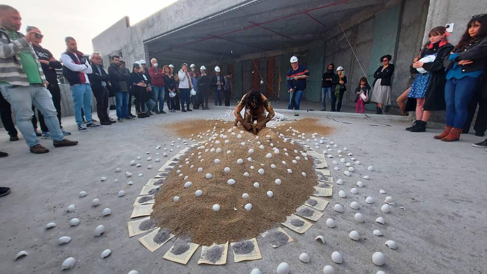 <p>İnşaata sergilenen deneysel müzik eşliğinde performans sanatı gösteride bir insanın evinde yaşadığı zorlukları anlattığı ve her zorluğu yendiğinde yeni bir zorlukla karşılaştığının anlatan gösterinin ardından kısa bir açıklama yapan Öngenç, kendi yaşamını anlattığını ifade etti. </p>

<p> </p>
