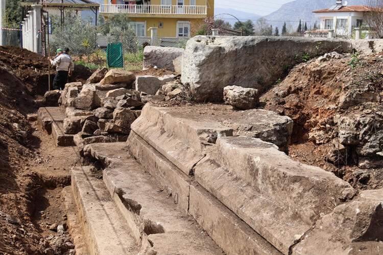 <p>Podyumlu mezarların ortaya çıkarıldığını da anlatan Turan, "M.S. 2 veya 3'üncü yüzyıla ait olduğunu düşünüyoruz. Büyükçe bir taşla yola çıkıldı. Büyük ölçüde toprak altındaydı. Lahit parçalarının altını kazıyla açınca podyumlu mezarlar ortaya çıktı" dedi.</p>

<p> </p>
