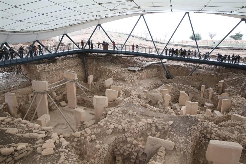 <p>Sonuç olarak birbirleriyle eş zamanlı olarak kullanılmış yerler, günümüzden 12 bin yıl öncesine tarihlenen mekanlar, 1500 yıl boyunca kullanımı devam etmiş yerler</p>
