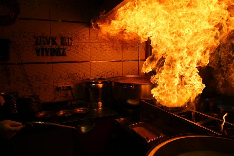 <p>Türkiye'nin UNESCO tarafından gastronomi dalında "yaratıcı şehirler" ağına dahil edilen ilk kenti olan Gaziantep'in lezzet ustaları, yöresel lezzetleri bir yandan kentteki müşterilerine ve ramazan süresince ağırlayacakları turistlere tattıracak diğer yandan da kargoyla il dışına taşıyacak.<br />
 </p>
