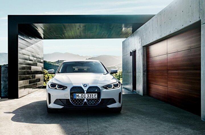 <p>İşte elektrikli BMW i4'ün dikkat çeken özellikleri ve Türkiye'deki fiyat listesi...</p>

<p>Alman otomotiv devi BMW'nin tamamen elektrikli seçenekleri artıyor.</p>

