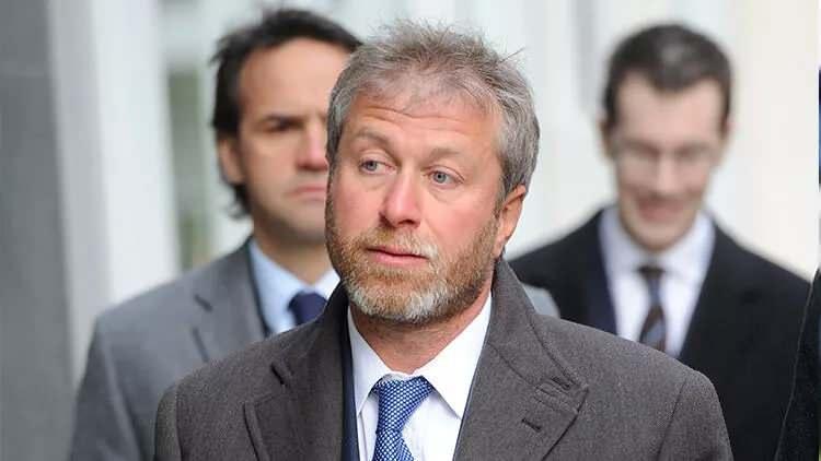 <p>Abramovich  2000 yılında, Rusya'nın kuzeydoğu ucundaki Çukotka'nın yoksul bir bölgesinin valisi seçildi. Kendi parasını sosyal hizmetlere yatırdıktan sonra popülerlik kazandı, ancak 2008'de istifa etti. Tüm bu süre boyunca, tablolar, evler ve arabalar satın alarak ticari çıkarlarını sürdürdü.</p>
