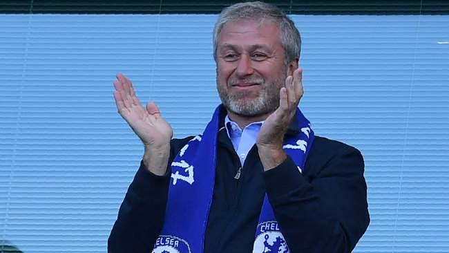 <p>Oligarklar, yani Sovyetler Birliği’nin  çöküşünden sonra büyük servet ve siyasi güç elde edenler, 1990'larda  "alüminyum savaşlarına" katıldı. Abramovich de bu savaşta kendine yer buldu.</p>
