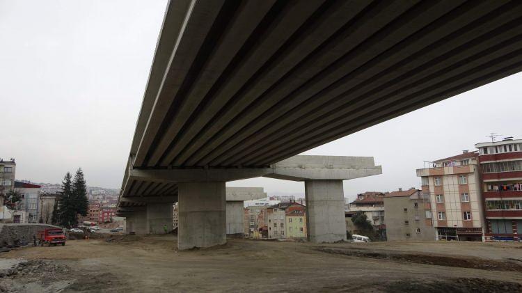 <p>Trabzon’da 2011 yılında temeli atılan ve önemli bir ulaşım altyapısı olarak planlanan Kanuni Bulvarı’nın 2. kısmında çalışmalar Erdoğdu-Boztepe mahalleleri arasında yoğunlaşıyor. Planlanan yolun yapımının en önemli bölümünü viyadük inşaatları oluştururken, Boztepe Tüneli ve Bahçecik Tüneli’nin de içinde bulunduğu 5 km’lik kesimin Çukurçayır Kavşağına kadar olan kısmı için çalışmalar aralıksız sürüyor.</p>
<p> </p>