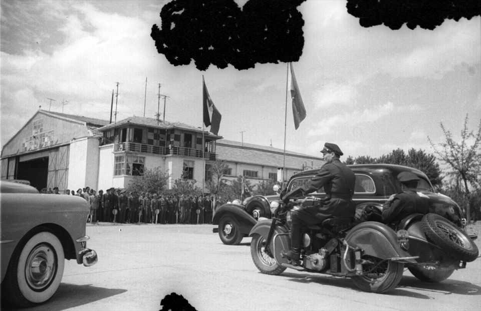 <p>Türk Polis Teşkilatı, kuruluşunun 177'nci yılını kutluyor. 1950'li yıllarda Ürdün Kralı 1. Abdullah için düzenlenen karşılama törenine katılan polisler. </p>

