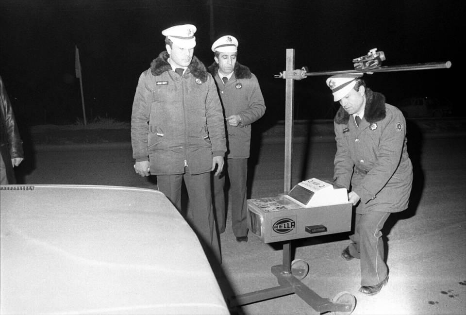 <p>1980'li yıllarda Ankara Bölge Trafik ekipleri denetimleri kapsamında far ayarı ölçümü yaparlarken görülüyor.</p>
