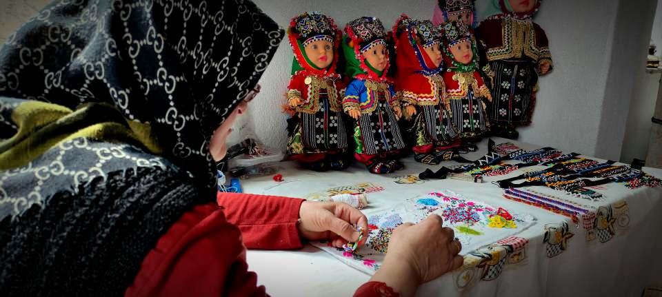<p>Köyde bebek üretimi ve usta öğreticilik yapan Emine Çiçek, "Oyuncak bebeklere yöresel kıyafetlerimizi giydiriyoruz. Ben hem üretim yapıyorum hem de bu işi öğretiyorum. Bu kıyafetler bizim tarihimizden geliyor. Kültürümüz yaşatmaya çalışıyoruz. </p>

<p> </p>
