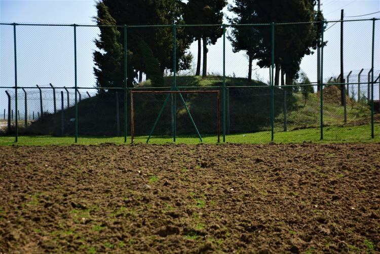 <p>Ekipler, sahanın zemini için getirdikleri çıkma halıları da sermeyip bir süre sonra geri götürdü. Sürecin dördüncü yılına girilirken köy muhtarı Turgay Yılman ve vatandaşlar ilginç bir protestoya imza attı. </p>
